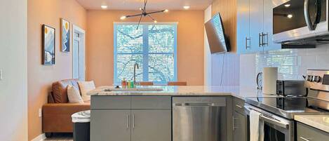 Réfrigérateur, micro-ondes, four, plaque de cuisson