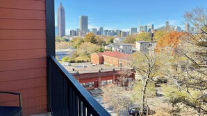 Une vue urbaine avec des arbres aux couleurs automnales et des bâtiments modernes.