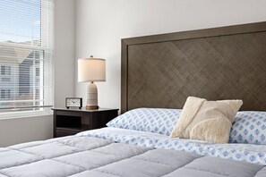 2 bedrooms, desk, iron/ironing board, WiFi - Unit 204 at Summershade (Peoria)