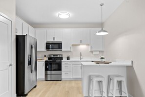 Geladeira, micro-ondas, fogão, cooktop