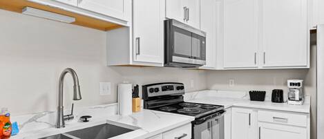 Jääkaappi, mikroaaltouuni, uuni, liesi