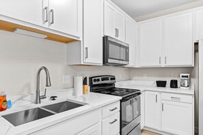 Réfrigérateur, four à micro-ondes, un four, surface de cuisson