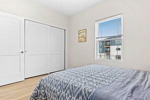 2 bedrooms, desk, iron/ironing board, WiFi