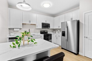 Kylskåp, mikrovågsugn, ugn och spishäll