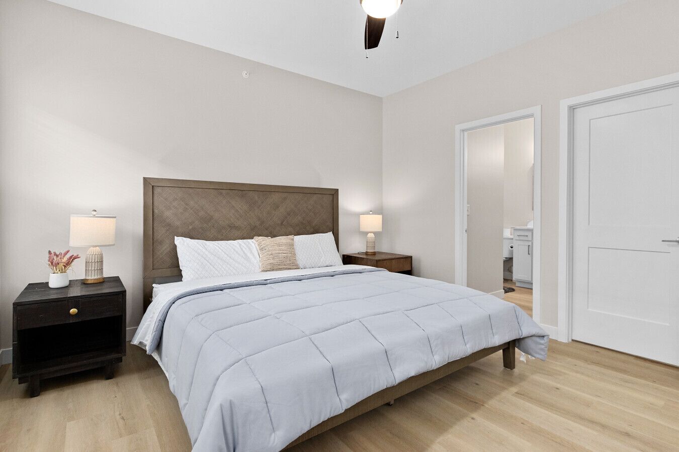 2 habitaciones, escritorio, tabla de planchar con plancha y wifi 