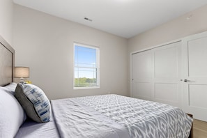 2 bedrooms, desk, iron/ironing board, WiFi - Unit 303 at Summershade (Peoria)