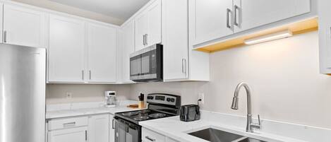 Kjøleskap, mikrobølgeovn, ovn og kokeplater