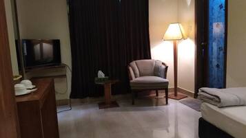 Kahden hengen deluxe-huone, parveke, kaupunkinäköala | Ilmainen Wi-Fi