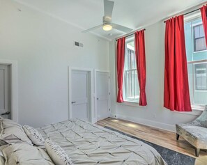 Tabla de planchar con plancha, wifi y ropa de cama