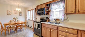 15 Mi to Cochran's Ski Area: Cozy Home w/ Yard!