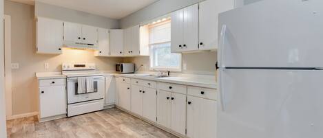 Refrigerador, microondas, parrilla de estufa y utensilios de cocina