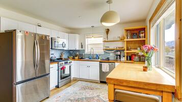 Fridge, microwave, stovetop, dishwasher