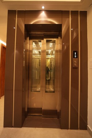 An elevator with a digital display showing the floor number 3. - Hotel Vedic Roots (Varanasi)