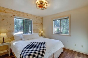 3 bedrooms, iron/ironing board, travel cot, Internet - Luxe Cabin w/ Game Room: Near Zion Nat’l Park! (Duck Creek Village)