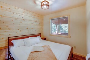 3 bedrooms, iron/ironing board, travel cot, Internet - High Noon Hideaway: Zion Cabin w/ Fire Pit! (Duck Creek Village)