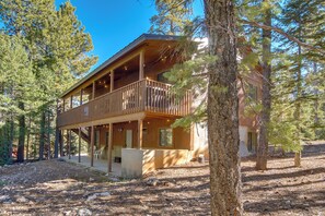 Exterior - Luxe Cabin w/ Game Room: Near Zion Nat’l Park! (Duck Creek Village)