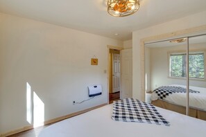 3 bedrooms, iron/ironing board, travel crib, internet - Luxe Cabin w/ Game Room: Near Zion Nat’l Park! (Duck Creek Village)