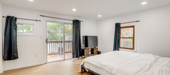 Updated Getaway w/ Sauna & Yard in Bloomsbury!