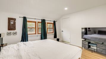 3 bedrooms, iron/ironing board, internet, bed sheets