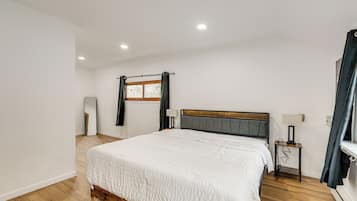3 bedrooms, iron/ironing board, travel crib, internet