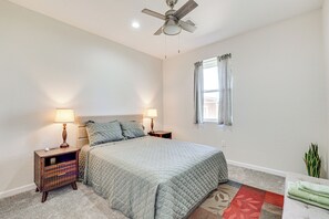 3 bedrooms, desk, travel cot, Internet