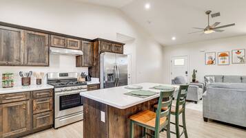 Fridge, microwave, stovetop, dishwasher