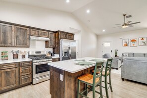 Fridge, microwave, stovetop, dishwasher