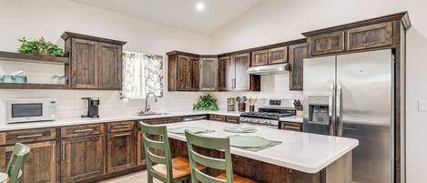 Réfrigérateur, micro-ondes, plaque de cuisson, lave-vaisselle