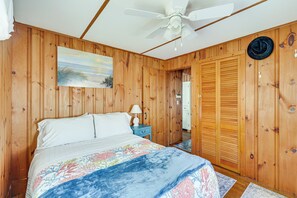 2 bedrooms, Internet, bed sheets - 1 Block to Humarock Beach: Dog-Friendly Cottage (Marshfield)