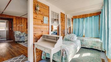 2 bedrooms, internet, bed sheets