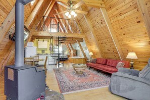 TV, fireplace - Pond Mountain Springs 'Hawk Cabin,' 4 Mi to Dtwn (Eureka Springs)