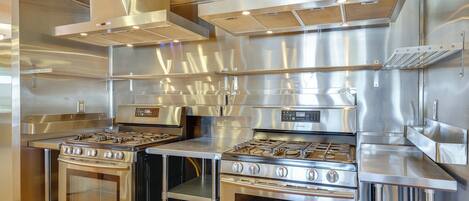 Jääkaappi, mikroaaltouuni, liesi, astianpesukone