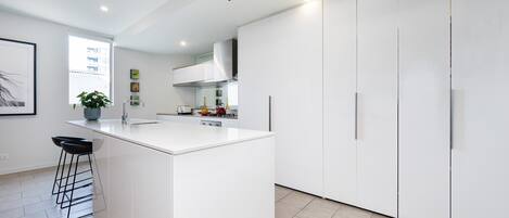 Frigorífico, microondas, horno y placa de cocina