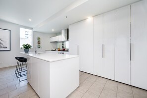 Fridge, microwave, oven, stovetop - Fitzroy Aptmnt: Patio, Parking and Pet Friendly (Fitzroy)