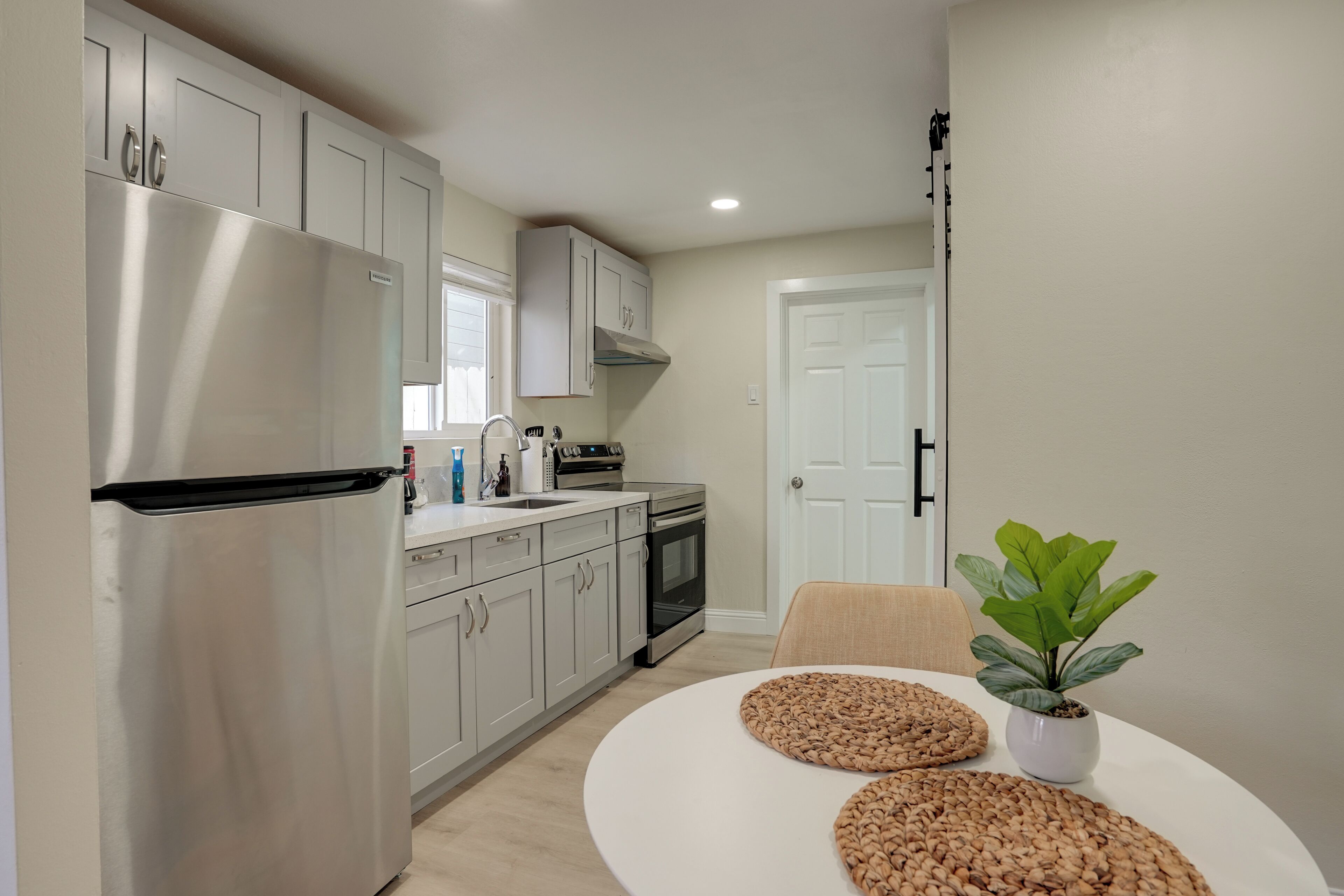 Fridge, microwave, stovetop, dishwasher