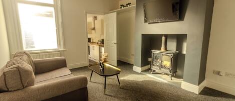 Televisión y chimenea