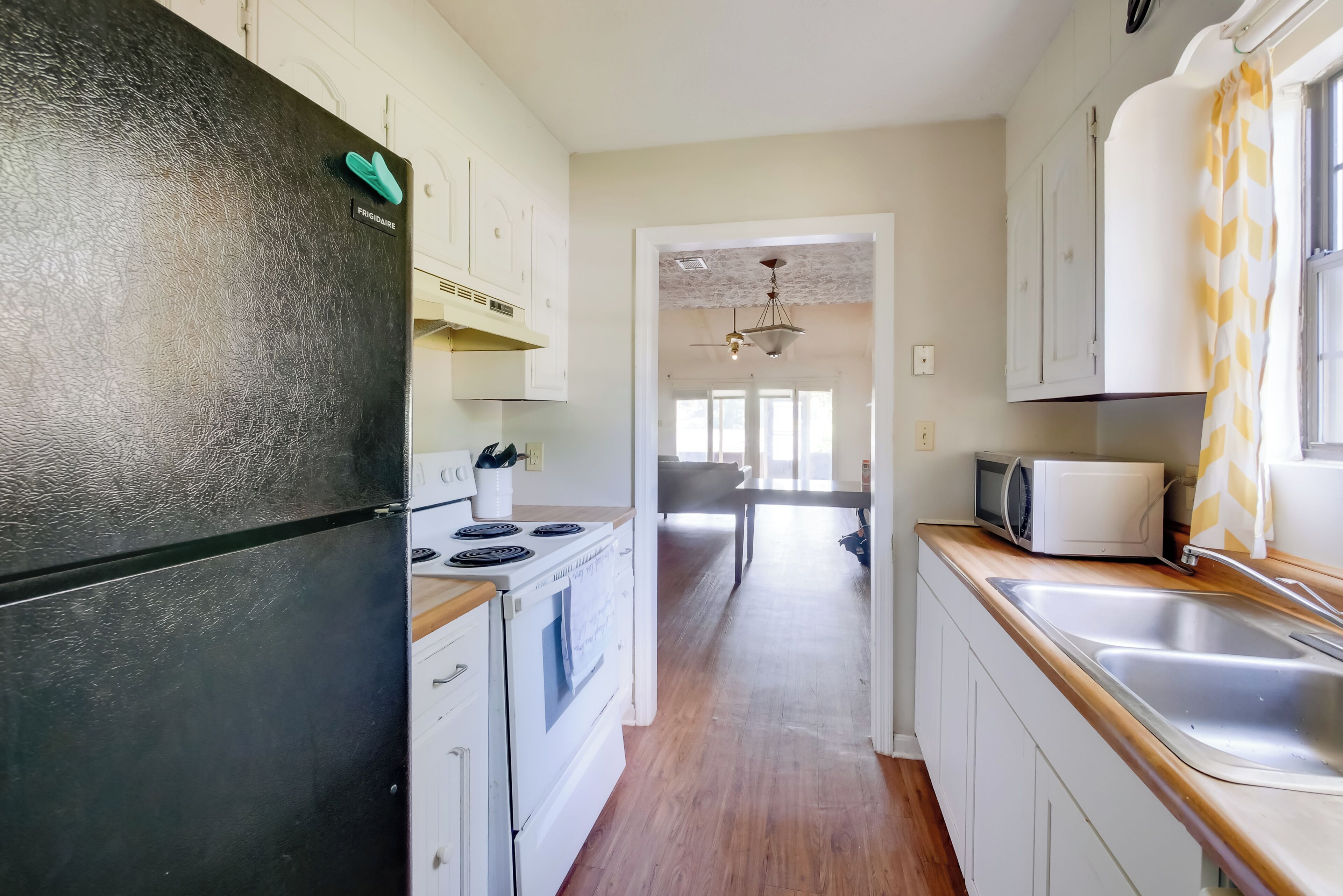 Réfrigérateur, micro-ondes, plaque de cuisson, lave-vaisselle