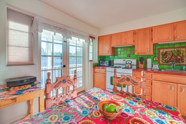 Refrigerador, microondas, placa de cocina, cafetera/tetera