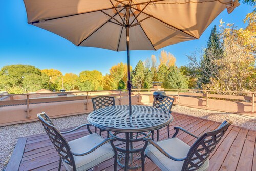 Walk to Santa Fe Plaza: Historic Eastside Retreat