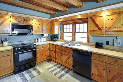 Kentucky Lake Access! Family Log Cabin w/ Deck