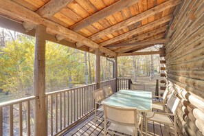 Outdoor dining - Kentucky Lake Access! Family Log Cabin w/ Deck (Murray)