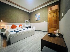 ห้องสแตนดาร์ดดับเบิล | ตู้นิรภัยในห้องพัก, โต๊ะทำงาน, พื้นที่ทำงานแบบใช้แล็ปท็อป, ผ้าม่านกันแสง