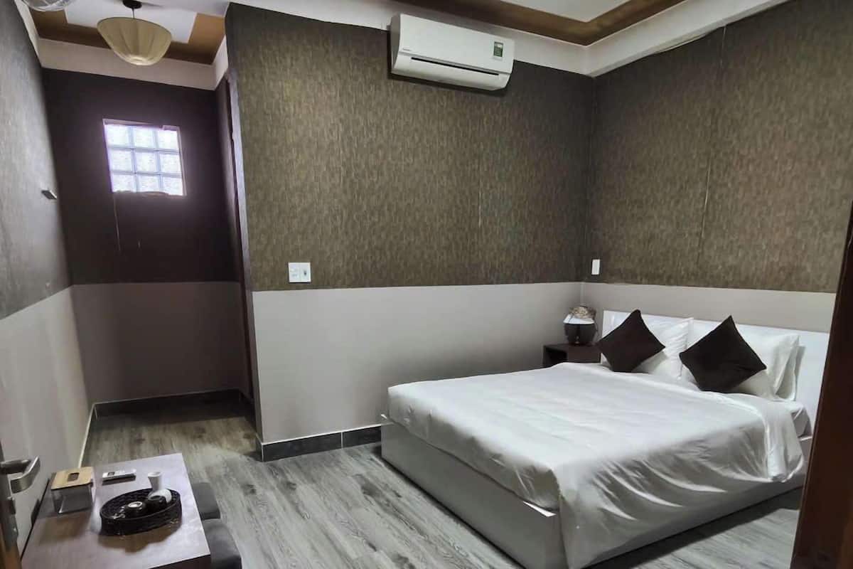 Standard Double Room | In-room safe, desk, laptop workspace, blackout drapes