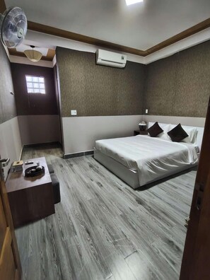 Standard Double Room | In-room safe, desk, laptop workspace, blackout drapes