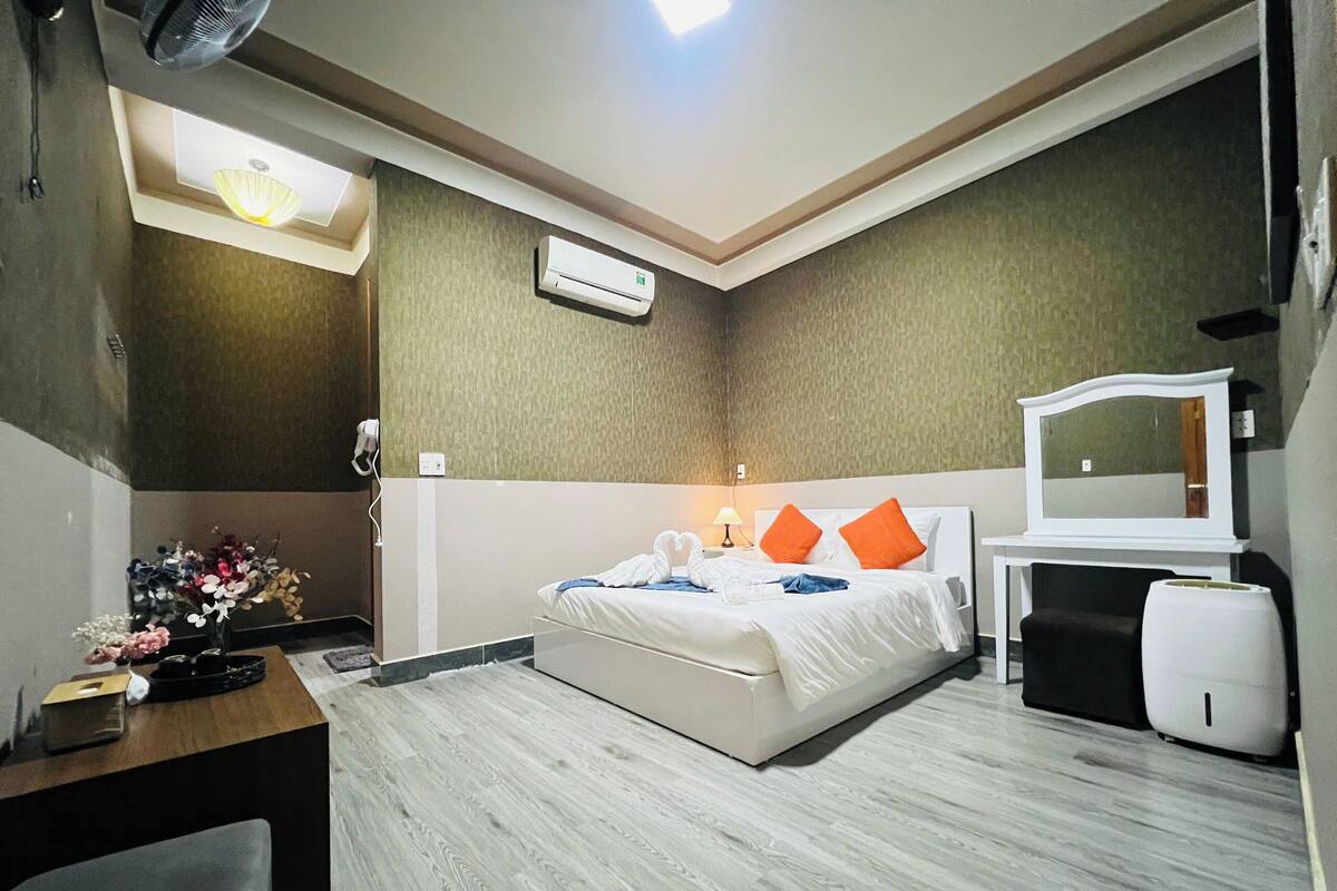 Standard Double Room | In-room safe, desk, laptop workspace, blackout curtains