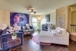 TV, books, stereo - Family Home: Cook, Create & Unwind Near Lackland (San Antonio)