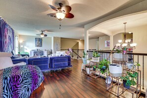 TV, books, stereo - Family Home: Cook, Create & Unwind Near Lackland (San Antonio)