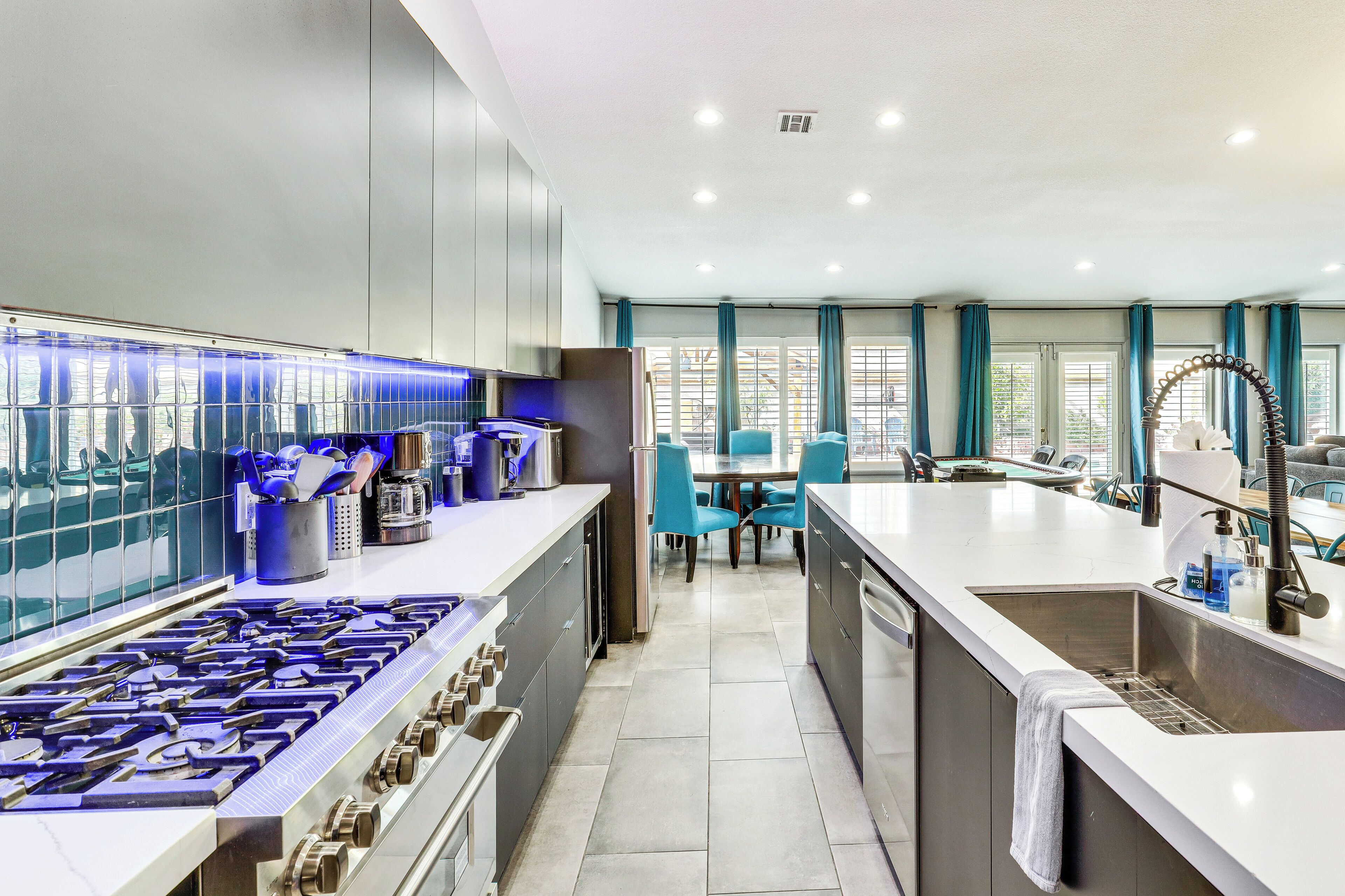 Kjøleskap, mikrobølgeovn, kokeplater og oppvaskmaskin