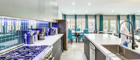 Kjøleskap, mikrobølgeovn, kokeplater og oppvaskmaskin