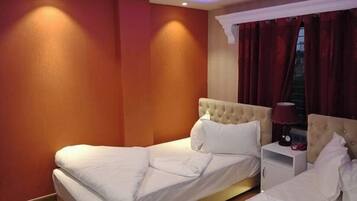 Kahden hengen deluxe-huone, parveke, kaupunkinäköala | Ilmainen Wi-Fi